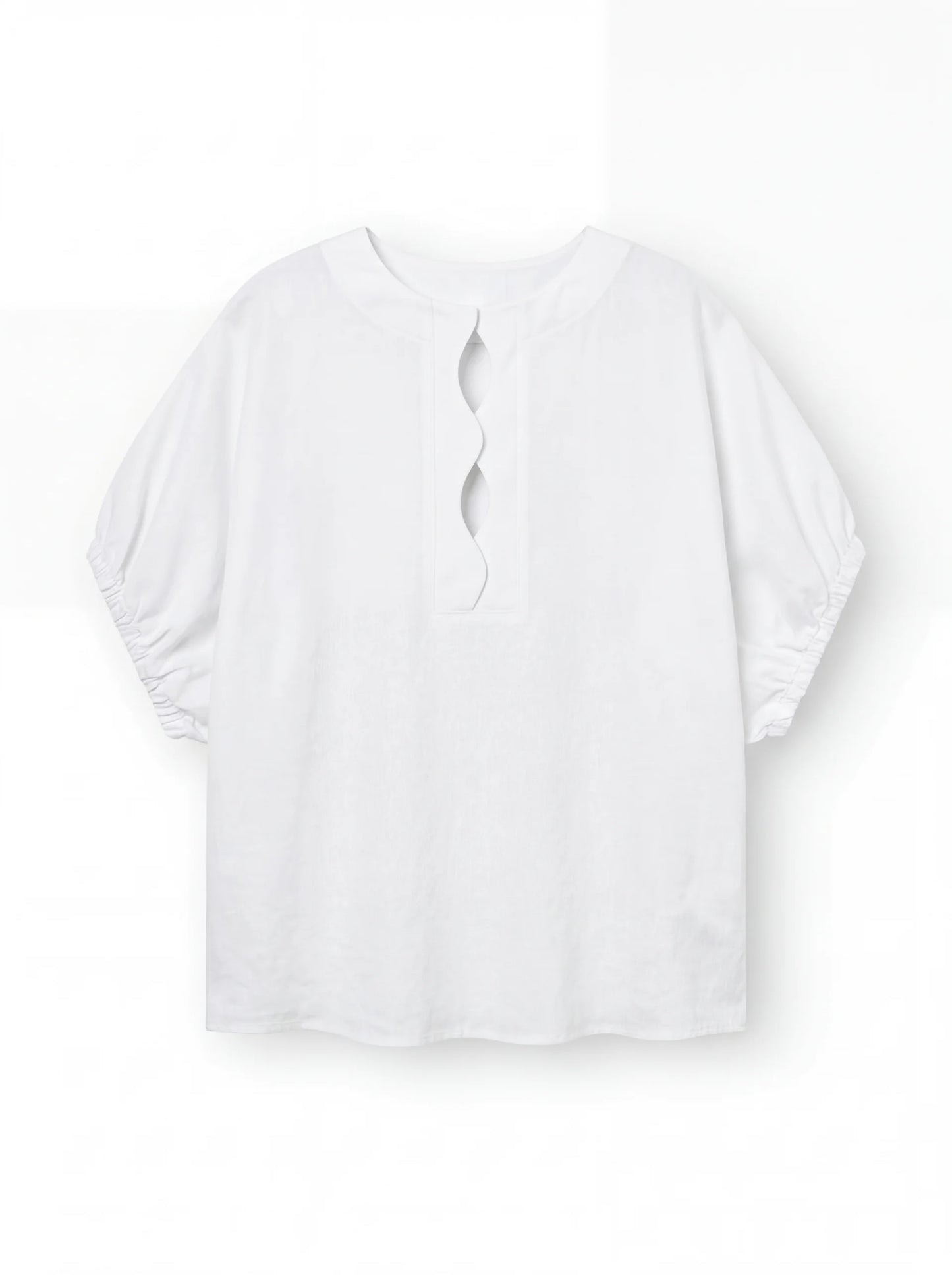 Die Bluse Cowboy Wave Linen White ist eine locker sitzende weiße Leinenbluse mit ellenbogenlangen gerafften Ärmeln, einem überschnittenen Schlüssellochausschnitt im Rücken und dezenten Wellendetail-Akzenten.