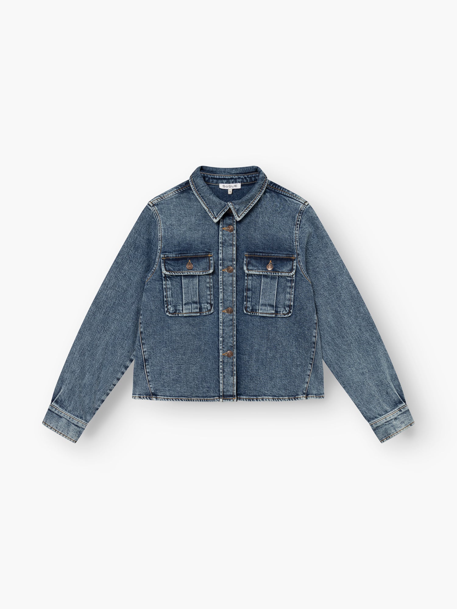 Die Jeansjacke Dark Denim hat lange Ärmel, einen Kragen, zwei Brusttaschen mit Knopfklappen und einen Knopfverschluss auf der Vorderseite, abgebildet auf einem weißen Hintergrund.
