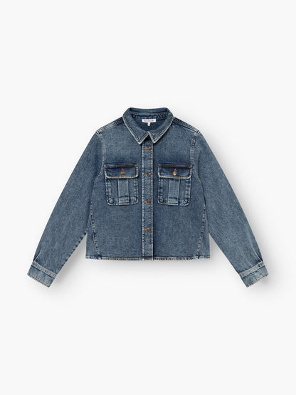 Die Jeansjacke Dark Denim hat lange Ärmel, einen Kragen, zwei Brusttaschen mit Knopfklappen und einen Knopfverschluss auf der Vorderseite, abgebildet auf einem weißen Hintergrund.