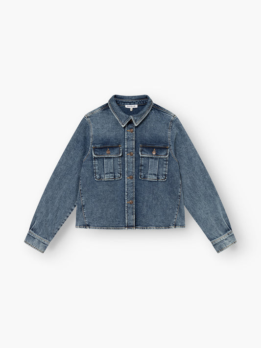 Die Jeansjacke Dark Denim hat lange Ärmel, einen Kragen, zwei Brusttaschen mit Knopfklappen und einen Knopfverschluss auf der Vorderseite, abgebildet auf einem weißen Hintergrund.