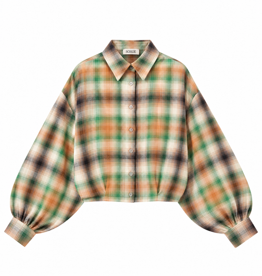 Bluse Antonia Short Green Orange Check – eine kurze Bluse mit grün-orangefarbenem Karomuster, Kragen und voluminösen Ärmeln.