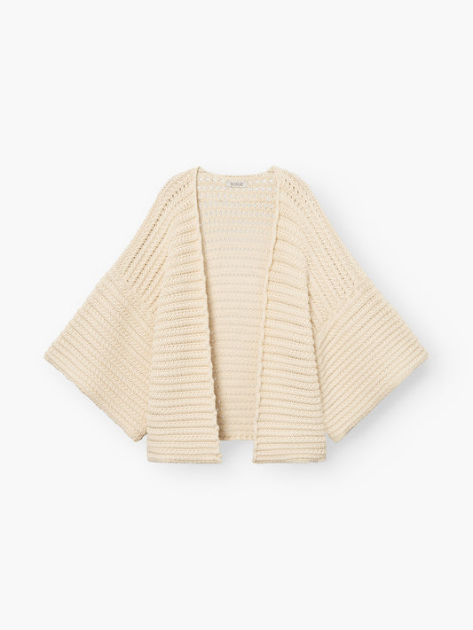 Strickjacke Strick Panna: Cremefarbene, grob gestrickte Strickjacke in Einheitsgröße mit weiten, ausgestellten Ärmeln und offener Vorderseite, abgebildet auf einem weißen Hintergrund.