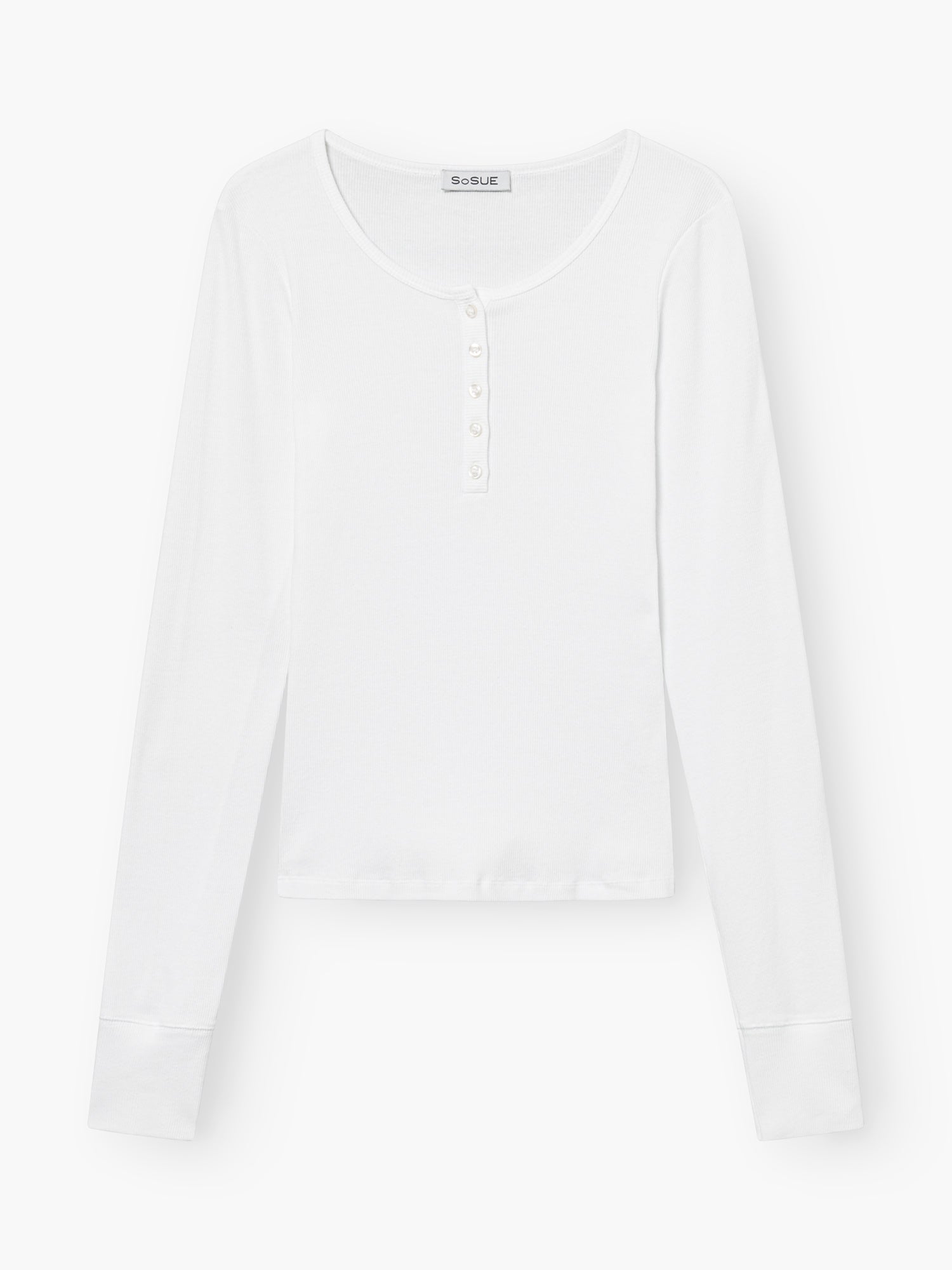 Ein weißes Hemd mit langen Ärmeln und Knopfleiste aus Kaschmir mit Rundhalsausschnitt und kurzer Knopfleiste auf weißem Hintergrund.