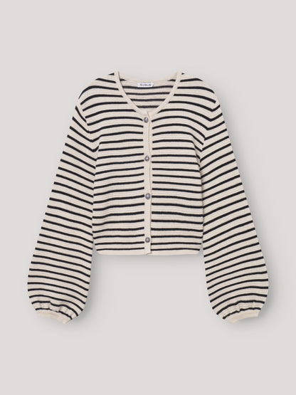 Jacke Fiene ist eine cremefarbene, kurz geschnittene maritime Strickjacke mit schwarzen Streifen, Knöpfen vorne, leicht gepufften langen Ärmeln mit gerafften Bündchen und rundem Halsausschnitt. Sie liegt flach auf einem hellen Untergrund.