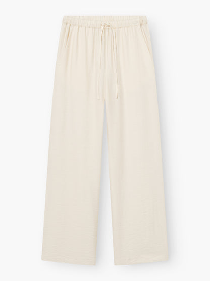 Die Hose Draw Off White ist eine locker sitzende, weit geschnittene Sommerhose mit elastischem Bund und Kordelzug aus leichtem Stoff. Diese fließende Hose hat Seitentaschen und bietet einen entspannten, lässigen Stil für warme Tage.