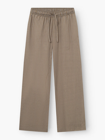 Hose Josy Voile Taupe Stripes: taupefarbene Hose mit weitem Bein, dünnen weißen Längsstreifen, elastischem Bund und Kordelzug, flach auf weißem Grund.