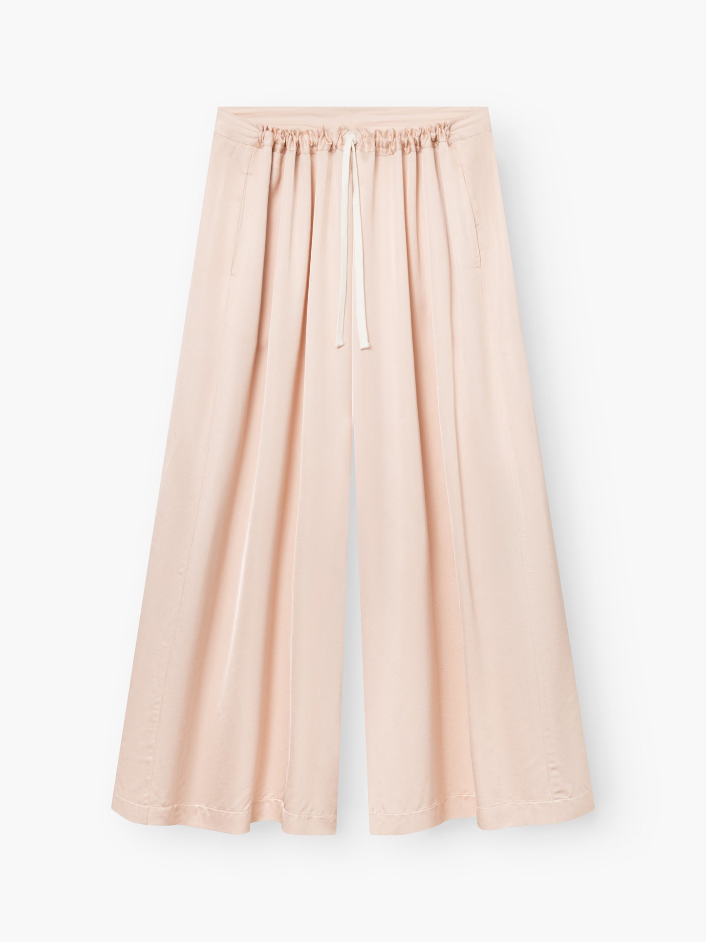 Die Pants Oversize sind weit geschnittene, blushfarbene Damenhosen mit elastischem Kordelzugbund, Vordertaschen und knöchellangem Stoff in Satinoptik - perfekt, um Ihren Stil vor einem weißen Hintergrund aufzuwerten.