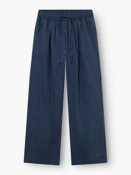 Die Hose Pinstripe Navy hat weite Beine, dünne weiße vertikale Nadelstreifen, einen elastischen Bund mit Kordelzug vorne und einen leichten, bequemen Stoff.