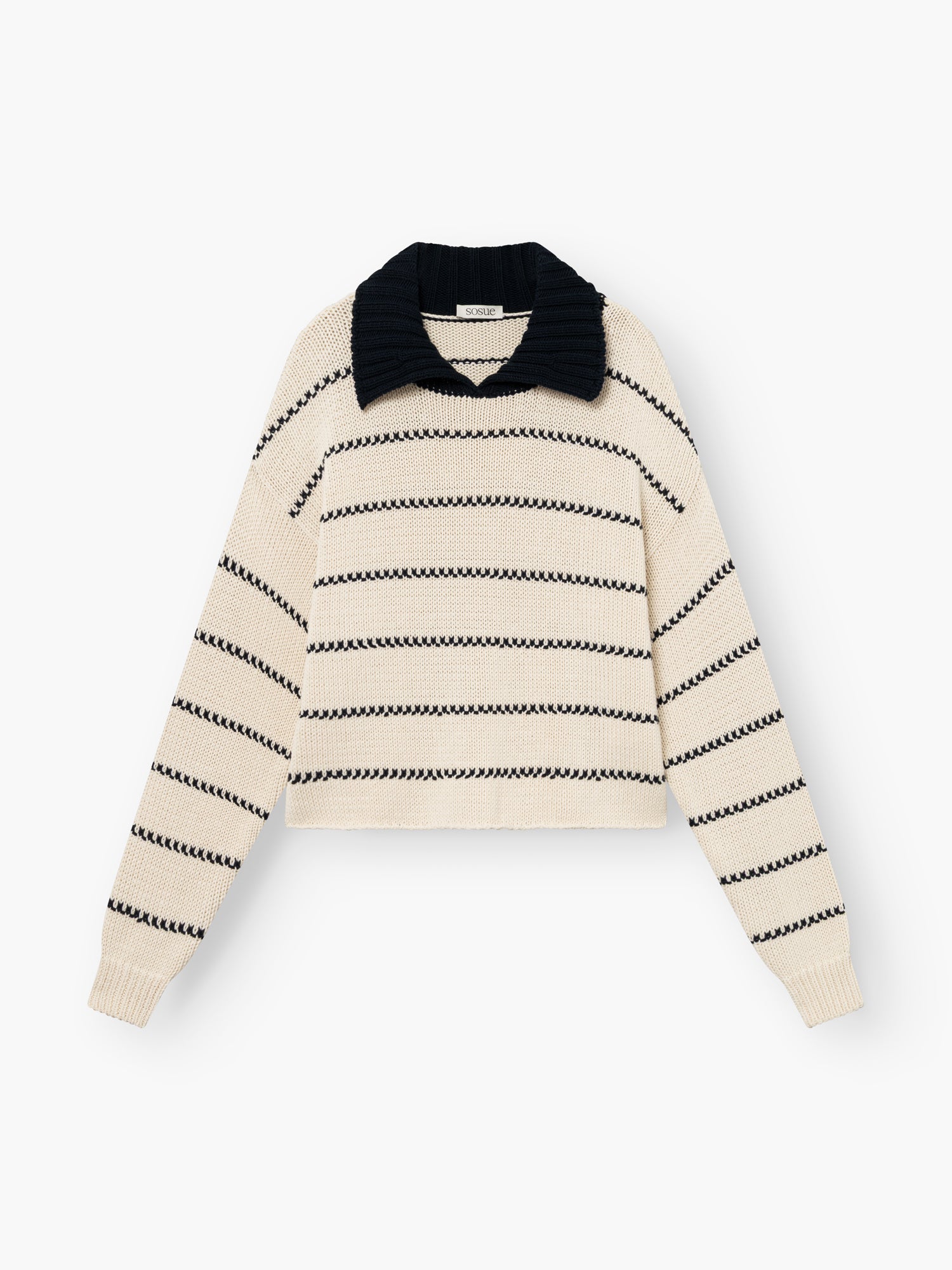 Das Pullover-Polo Ecru Dark Blue hat lange Ärmel, dunkelblaue Querstreifen und einen markanten gerippten Kragen, der flach auf weißem Grund liegt.