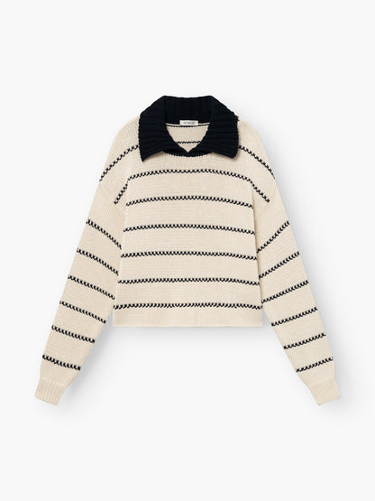 Das Pullover-Polo Ecru Dark Blue hat lange Ärmel, dunkelblaue Querstreifen und einen markanten gerippten Kragen, der flach auf weißem Grund liegt.