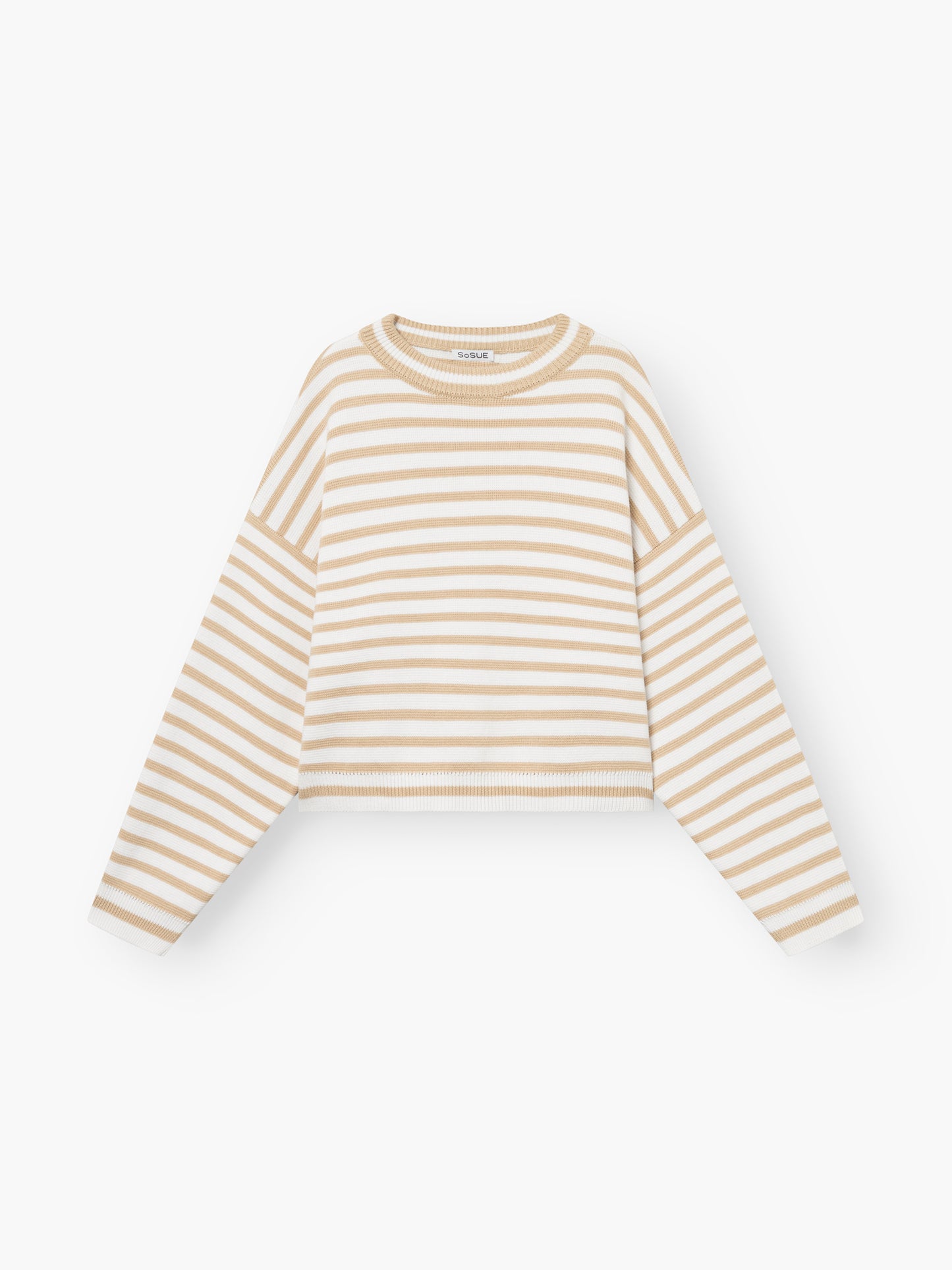 Der Pullover Sailor Beige Offwhite ist ein langärmeliger Pullover mit beigen und cremefarbenen Querstreifen und rundem Halsausschnitt, flach auf weißem Grund.