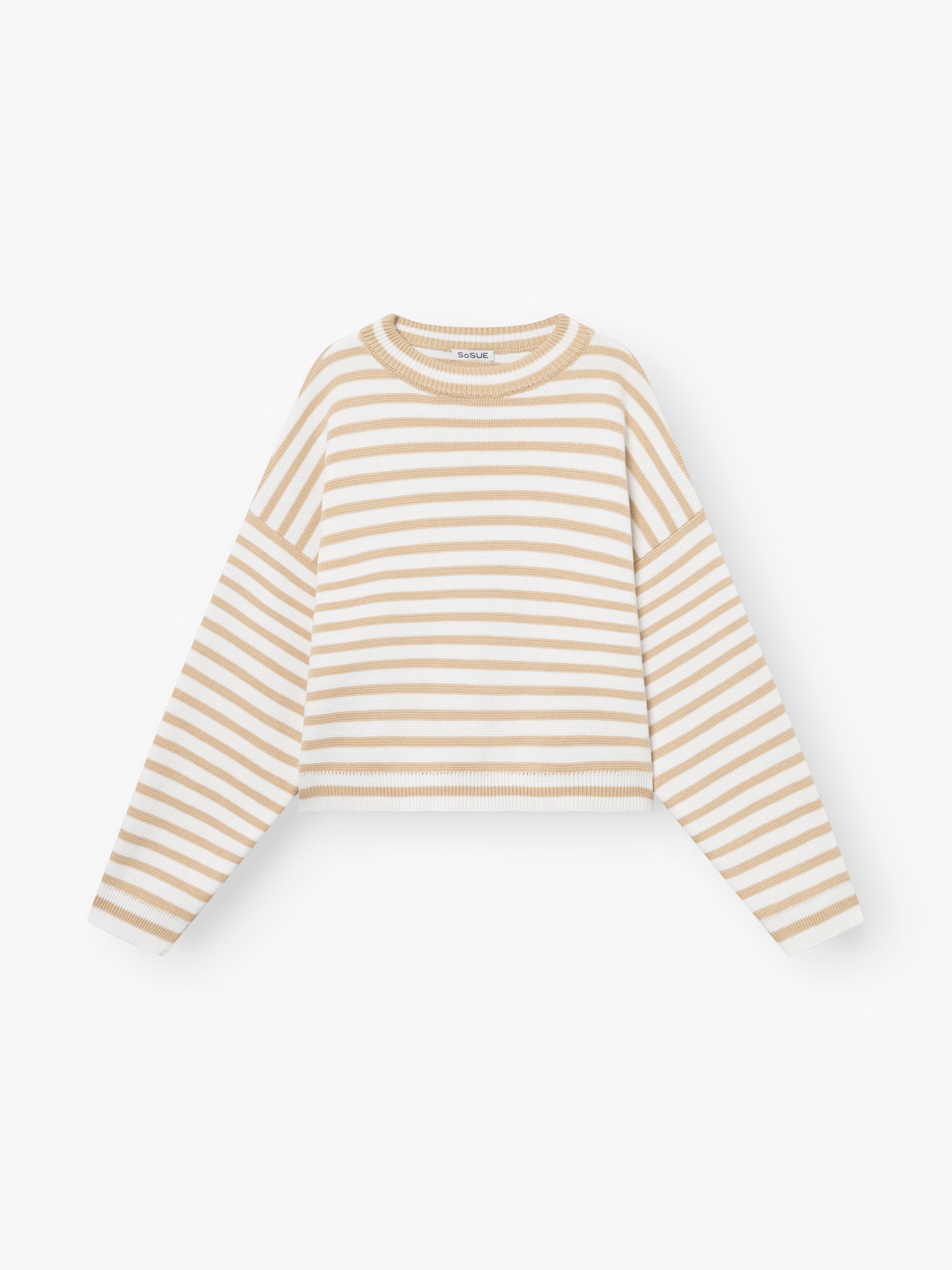 Der Pullover Sailor Beige Offwhite ist ein langärmeliger Pullover mit beigen und cremefarbenen Querstreifen und rundem Halsausschnitt, flach auf weißem Grund.