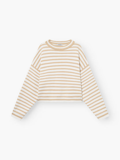 Der Pullover Sailor Beige Offwhite ist ein langärmeliger Pullover mit beigen und cremefarbenen Querstreifen und rundem Halsausschnitt, flach auf weißem Grund.