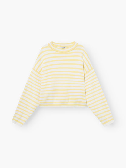 Ein Pullover „Sailor Gelb“ mit hellgelben und weißen Breton-Streifen, flach auf einem weißen Hintergrund abgebildet. Dieses klassische Langarmshirt aus 100 % Baumwolle verleiht jeder Garderobe einen lässigen Stil.