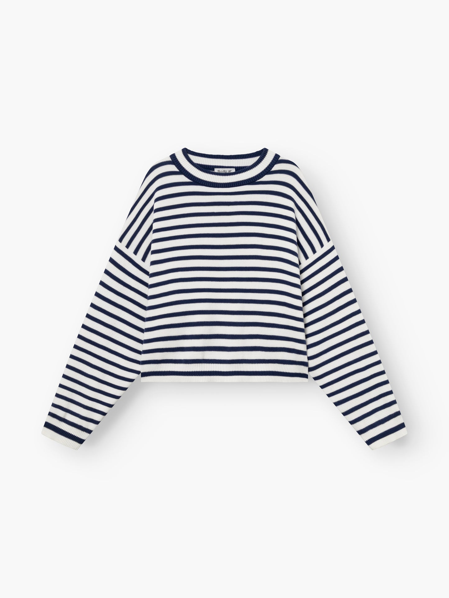 Der Pullover Sailor Navy White ist ein langärmeliger Pullover mit Rundhalsausschnitt und horizontalen marineblauen und weißen Streifen, die flach auf weißem Grund liegen.
