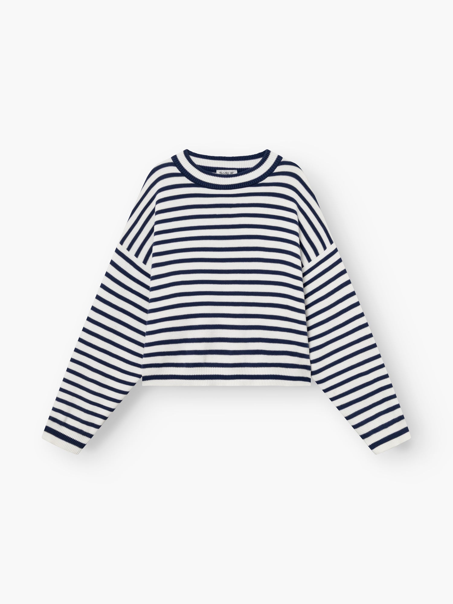 Der Pullover Sailor Navy White ist ein langärmeliger Pullover mit Rundhalsausschnitt und horizontalen marineblauen und weißen Streifen, die flach auf weißem Grund liegen.