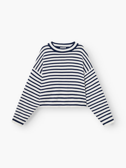 Der Pullover Sailor Navy White ist ein langärmeliger Pullover mit Rundhalsausschnitt und horizontalen marineblauen und weißen Streifen, die flach auf weißem Grund liegen.