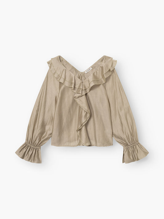 Gerüschte lange Ärmel Taupe: Beigefarbene Damenbluse aus nachhaltigem Lyocell mit V-Ausschnitt, Rüschenkragen, Rüschendetails vorne und gerafften, ausgestellten Manschetten. Die Bluse ist auf einem weißen Hintergrund abgebildet.