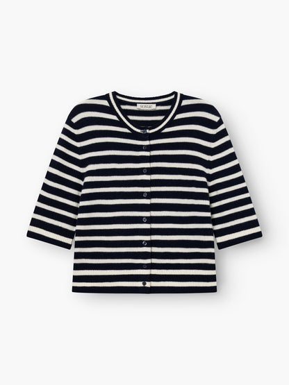 Die Matrosenjacke Short Blue White Stripes hat marineblaue und weiße Streifen, lange Ärmel und Knöpfe an der Vorderseite. Sie ist flach auf weißem Hintergrund abgebildet.