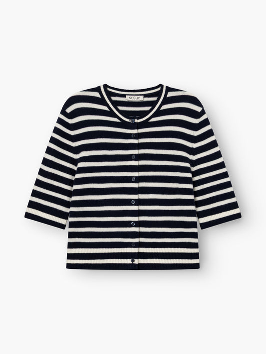Die Matrosenjacke Short Blue White Stripes hat marineblaue und weiße Streifen, lange Ärmel und Knöpfe an der Vorderseite. Sie ist flach auf weißem Hintergrund abgebildet.