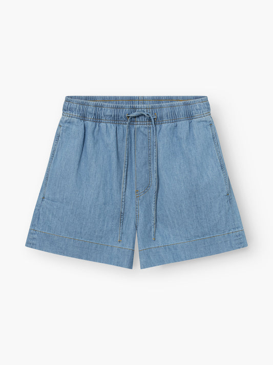 Shorts aus Dark Denim mit elastischem Bund, Kordelzug, Seitentaschen und geradem Saum, flach auf weißem Hintergrund.