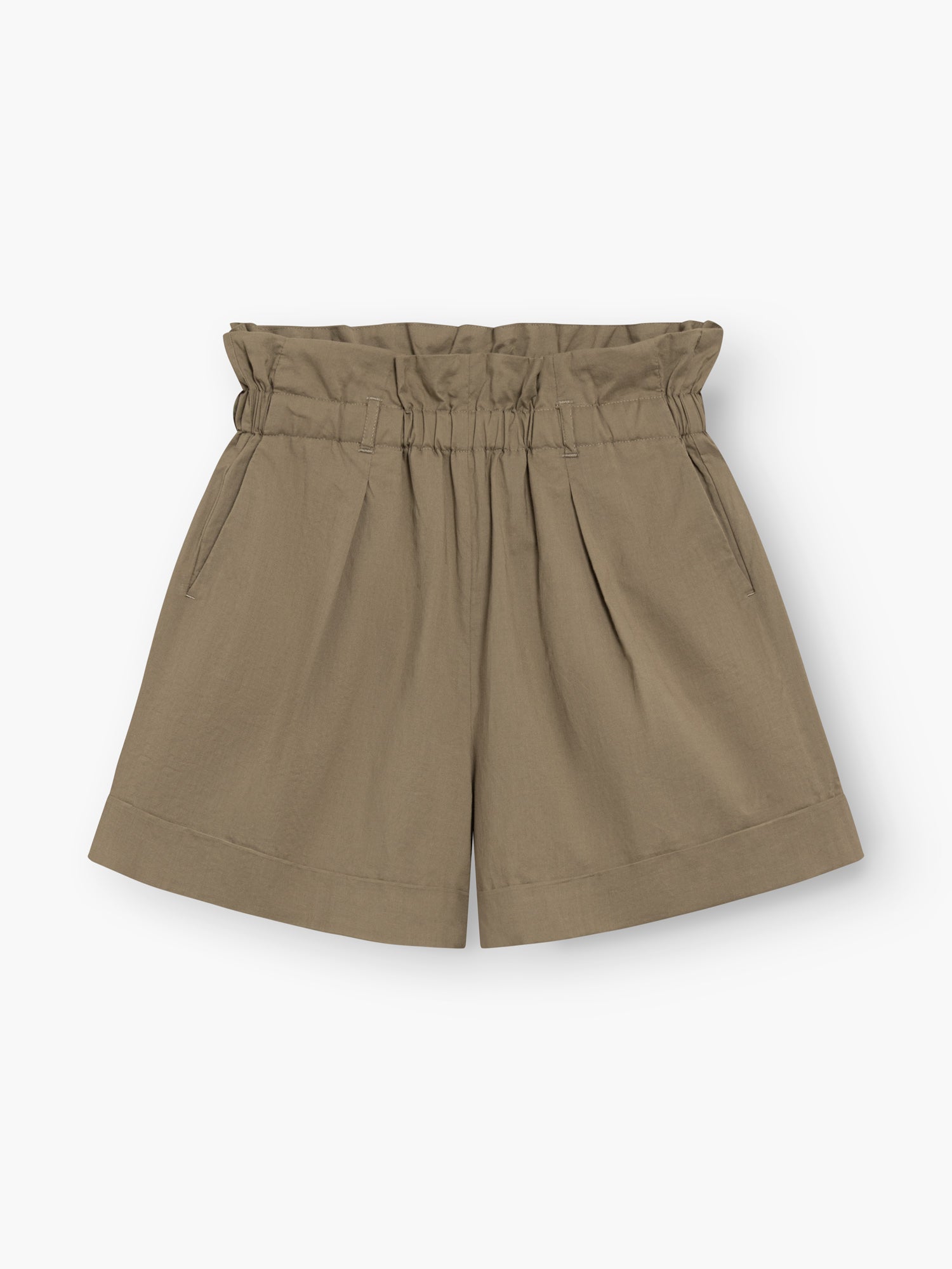 Shorts Maui in Khaki mit hochgezogenem Paperbag-Bund, Falten auf der Vorderseite, Seitentaschen und gefalteten Bündchen, flach auf weißem Grund.