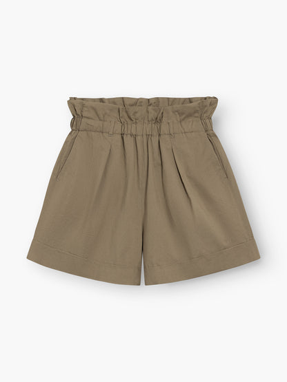 Shorts Maui in Khaki mit hochgezogenem Paperbag-Bund, Falten auf der Vorderseite, Seitentaschen und gefalteten Bündchen, flach auf weißem Grund.