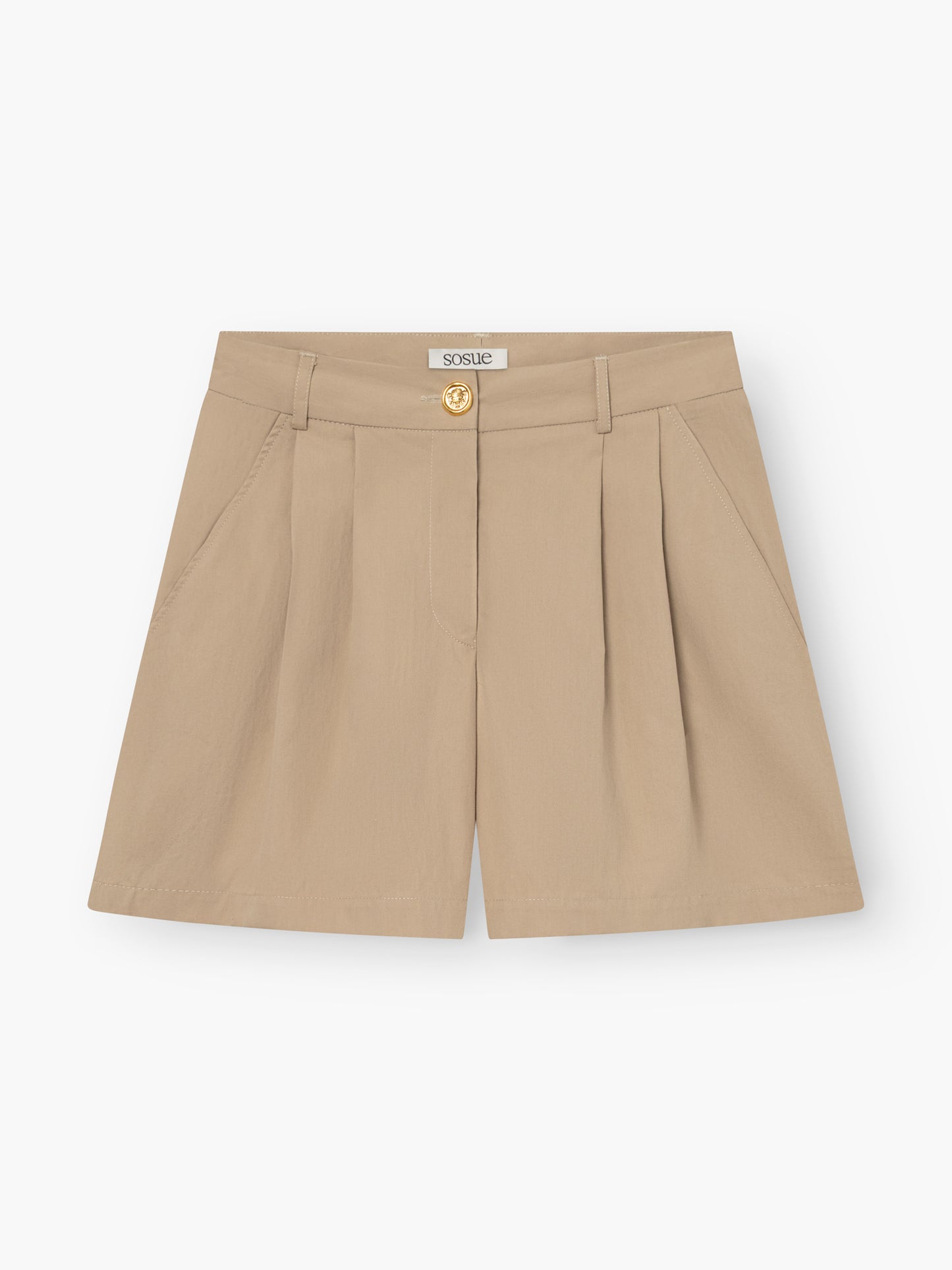 Kurze Hose Safari: Beigefarbene Shorts mit hoher Taille, Gürtelschlaufen, Seitentaschen, Falten auf der Vorderseite und einem goldenen Knopf an der Taille, abgebildet auf weißem Hintergrund.