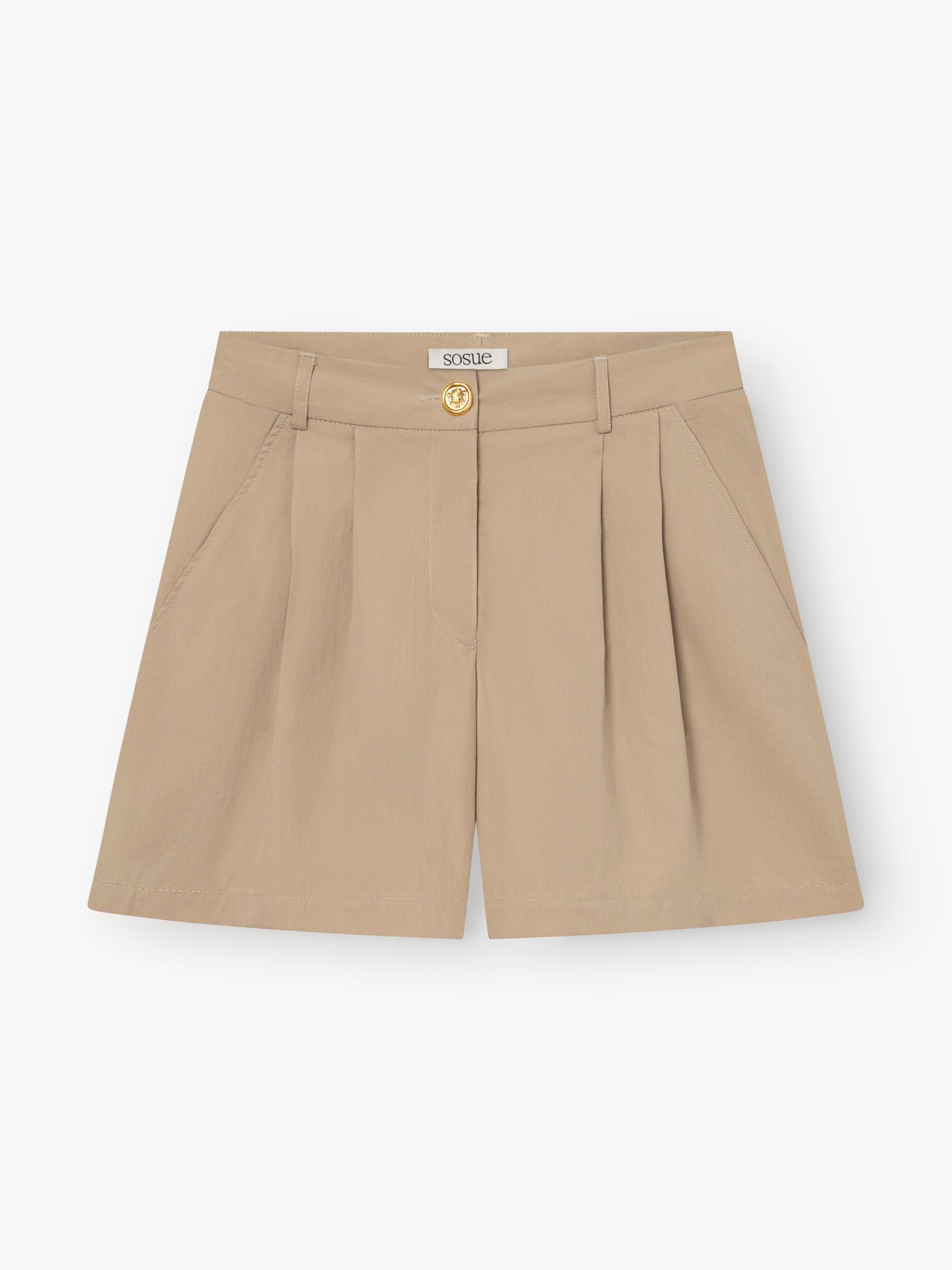 Kurze Hose Safari: Beigefarbene Shorts mit hoher Taille, Gürtelschlaufen, Seitentaschen, Falten auf der Vorderseite und einem goldenen Knopf an der Taille, abgebildet auf weißem Hintergrund.