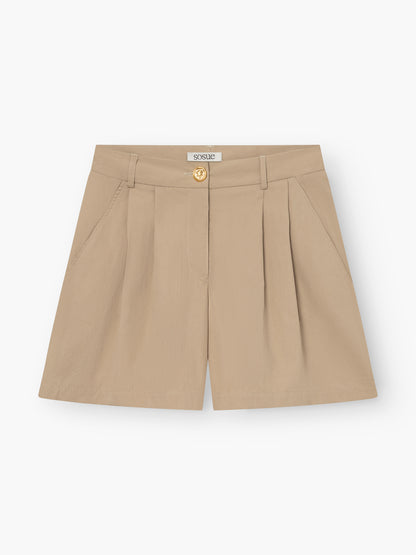 Kurze Hose Safari: Beigefarbene Shorts mit hoher Taille, Gürtelschlaufen, Seitentaschen, Falten auf der Vorderseite und einem goldenen Knopf an der Taille, abgebildet auf weißem Hintergrund.