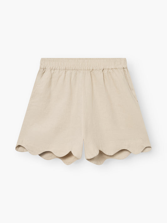 Shorts Wave Beige, mit elastischem Bund und überschnittenem Saum, auf weißem Hintergrund.