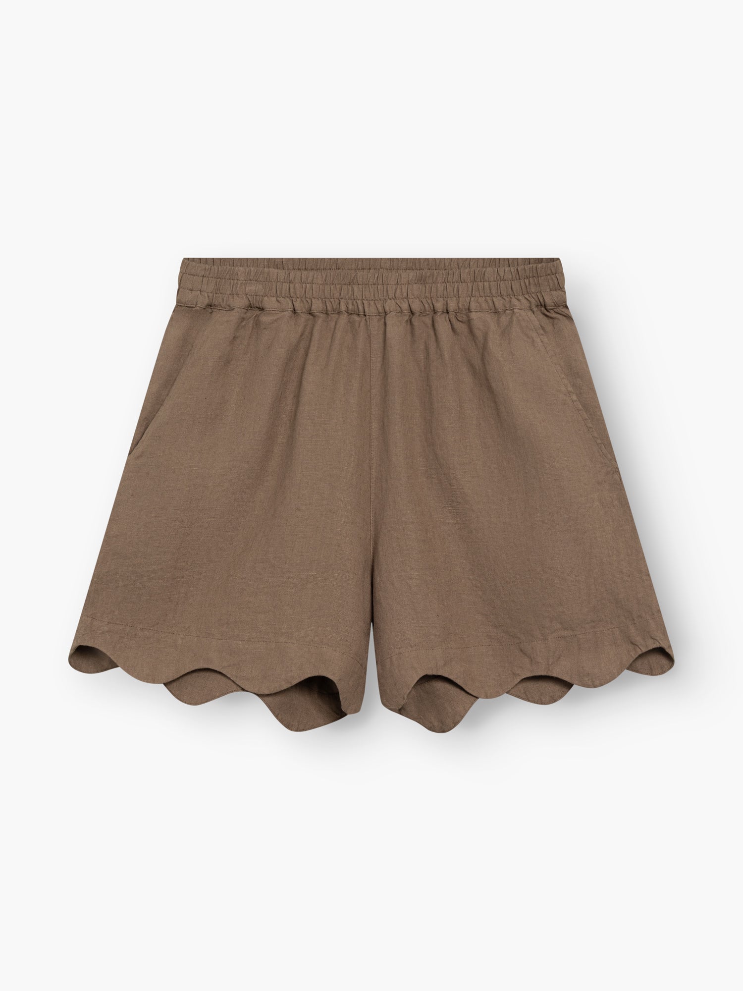Shorts Wave Soft Brown mit einem elastischen Bund, Seitentaschen und einem überschnittenen Saum, flach auf weißem Hintergrund.