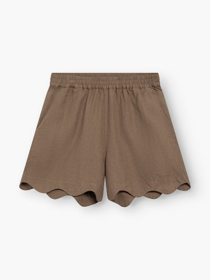 Shorts Wave Soft Brown mit einem elastischen Bund, Seitentaschen und einem überschnittenen Saum, flach auf weißem Hintergrund.