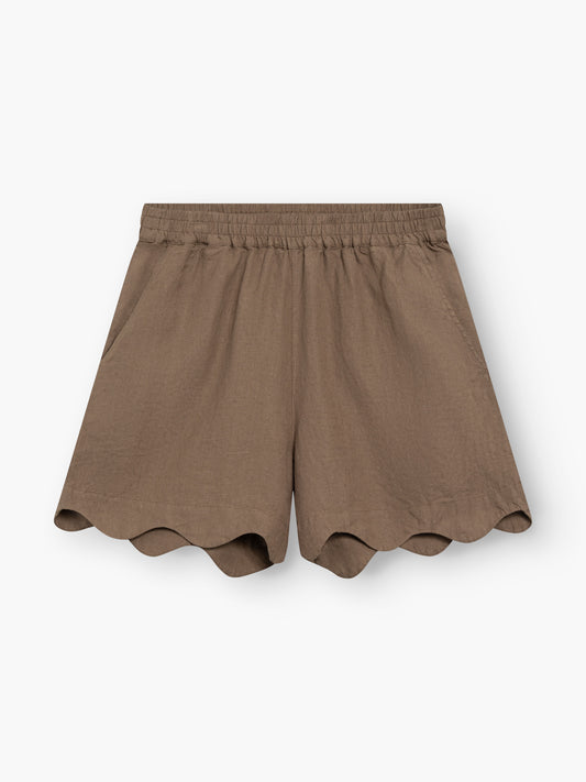 Shorts Wave Soft Brown mit einem elastischen Bund, Seitentaschen und einem überschnittenen Saum, flach auf weißem Hintergrund.
