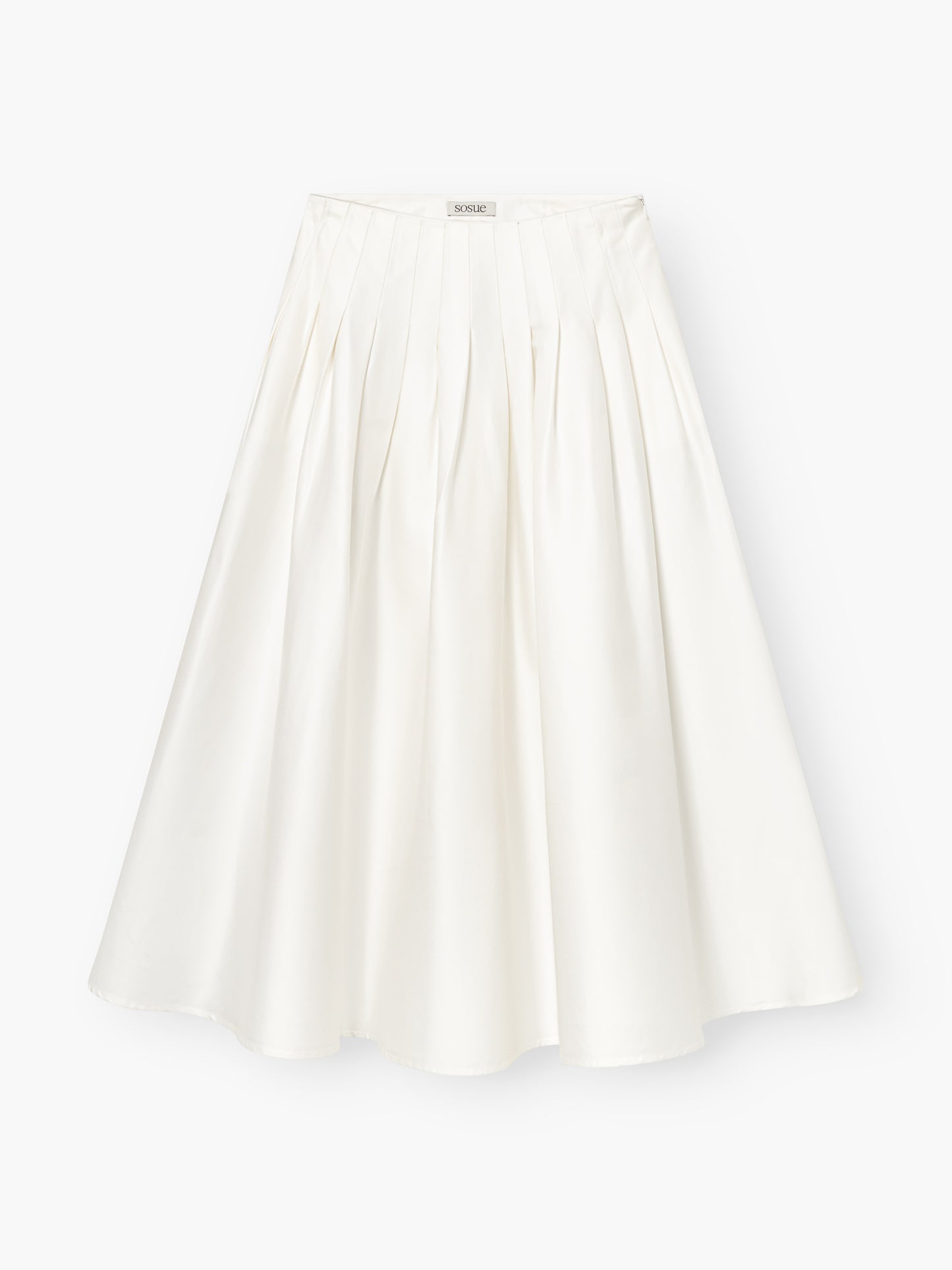 Der Rock Audrey White ist ein knielanger weißer Baumwollrock für Damen mit breiten Falten, einem taillierten Bund und einem dezenten Glanz, der sich vor einem schlichten weißen Hintergrund zeigt.