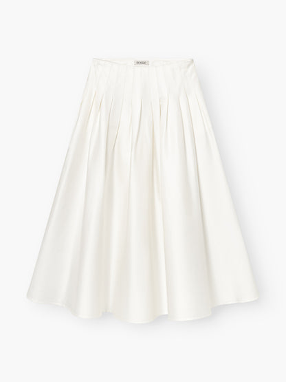 Der Rock Audrey White ist ein knielanger weißer Baumwollrock für Damen mit breiten Falten, einem taillierten Bund und einem dezenten Glanz, der sich vor einem schlichten weißen Hintergrund zeigt.
