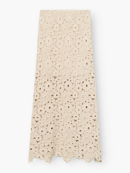 Der Rock Ibiza Beige ist ein knöchellanger, gehäkelter Rock mit floralem Spitzenmuster und geschwungenem Saum, der auf weißem Hintergrund gezeigt wird.
