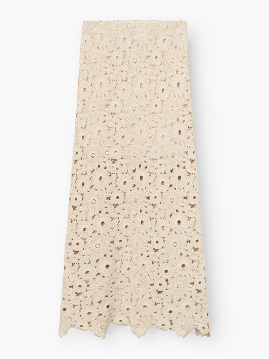 Der Rock Ibiza Beige ist ein knöchellanger, gehäkelter Rock mit floralem Spitzenmuster und geschwungenem Saum, der auf weißem Hintergrund gezeigt wird.
