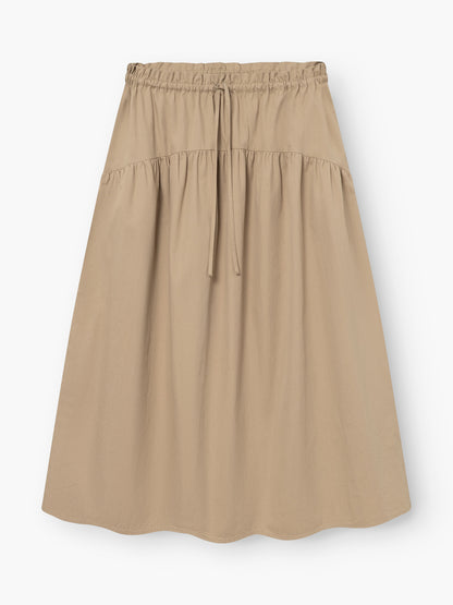 Der Rock Palma Beige ist ein beigefarbener, knielanger Midirock in A-Linie für Damen. Er ist aus Baumwolle gefertigt und verfügt über einen elastischen Bund mit Kordelzug, Raffungen unterhalb der Taille und ein minimalistisches Design.