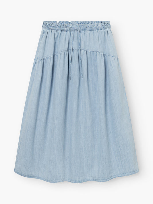 Der Rock Palma Light Denim ist ein hellblauer, knielanger Jeansrock mit elastischem Bund, Kordelzug, leichtem Schlag, weichem Freizeitlook und dezenten Nahtdetails.