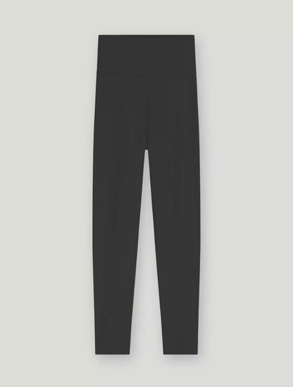 Ein Paar Hose Leggings Grey - 80% Recycled liegt flach auf einem hellgrauen Hintergrund. Die schmal geschnittenen Leggings haben keine sichtbaren Logos oder Designs und bieten ein schlichtes und umweltfreundliches Aussehen.