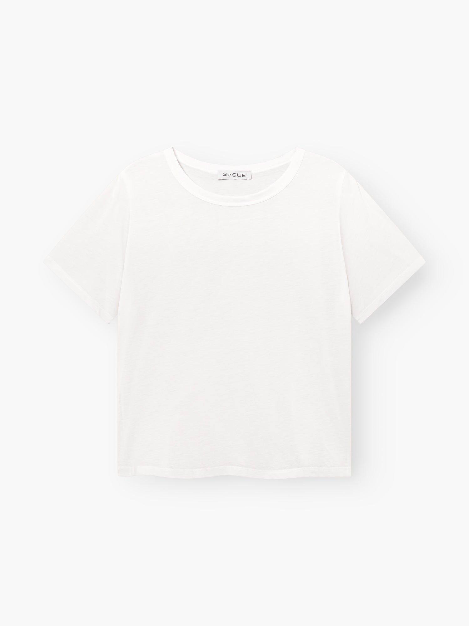 Das T-Shirt Cropped White hat kurze Ärmel und einen Rundhalsausschnitt. Es wird vor einem hellen Hintergrund präsentiert und hängt flach.