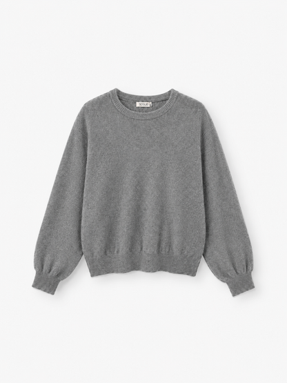 Ein schlichter, langärmeliger Damen-Strickpullover mit dem Namen „Pullover Tony Rundhals Grau“, der einen Rundhalsausschnitt sowie gerippte Bündchen und einen gerippten Saum in Grau aufweist, wird vor einem weißen Hintergrund präsentiert.
