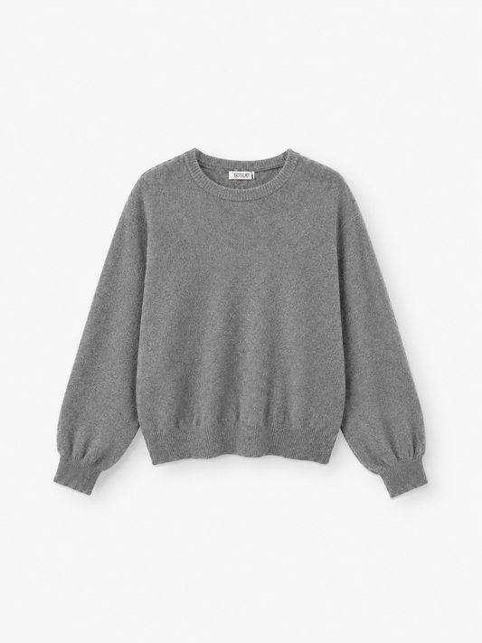 Ein schlichter, langärmeliger Damen-Strickpullover mit dem Namen „Pullover Tony Rundhals Grau“, der einen Rundhalsausschnitt sowie gerippte Bündchen und einen gerippten Saum in Grau aufweist, wird vor einem weißen Hintergrund präsentiert.