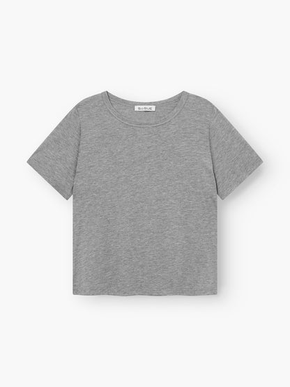 Ein schlichtes, kurzärmeliges, kurz geschnittenes T-Shirt in Grau aus Baumwolle liegt flach auf einem weißen Hintergrund. Es hat einen Rundhalsausschnitt und ein klassisches Design ohne sichtbare Logos oder Grafiken. Hergestellt in Portugal.