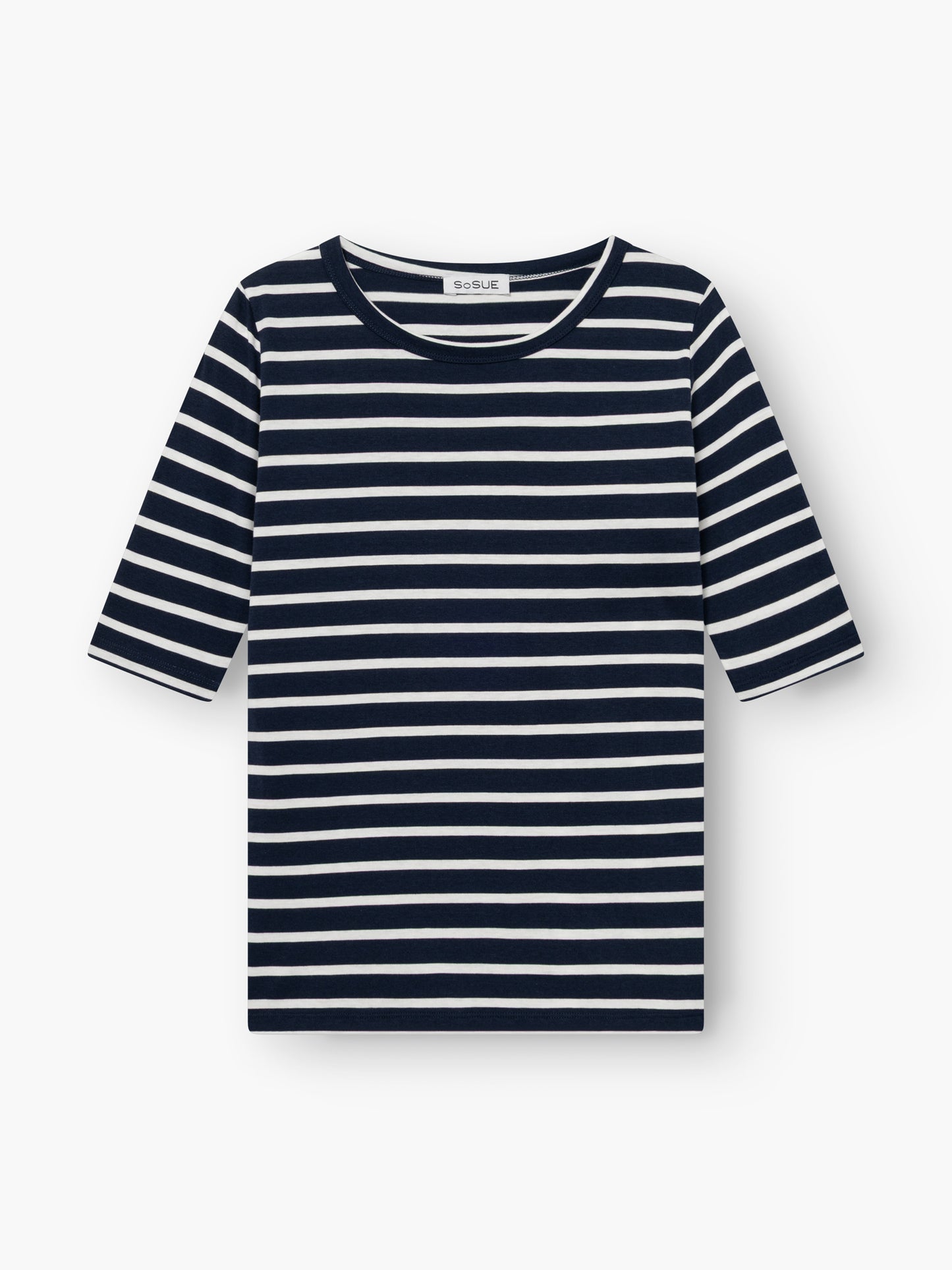 Das T-Shirt Sailor Blue White Stripes mit horizontalen marineblauen und weißen Streifen, kurzen Ärmeln und Rundhalsausschnitt liegt flach auf weißem Grund.