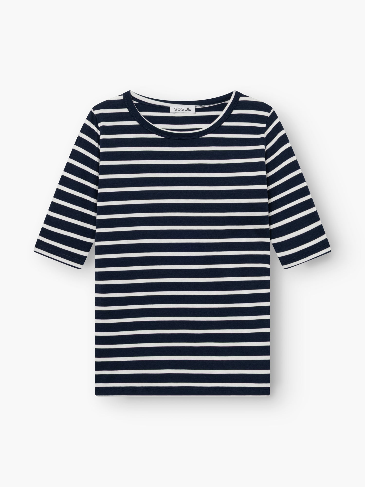 Das T-Shirt Sailor Blue White Stripes mit horizontalen marineblauen und weißen Streifen, kurzen Ärmeln und Rundhalsausschnitt liegt flach auf weißem Grund.
