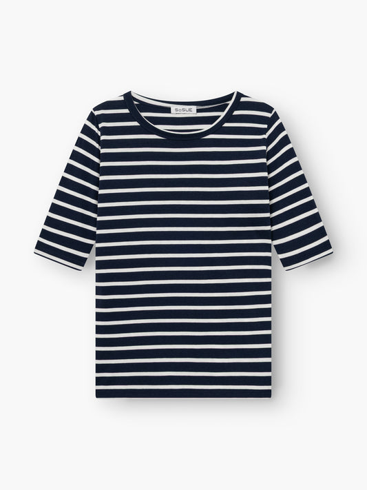 Das T-Shirt Sailor Blue White Stripes mit horizontalen marineblauen und weißen Streifen, kurzen Ärmeln und Rundhalsausschnitt liegt flach auf weißem Grund.