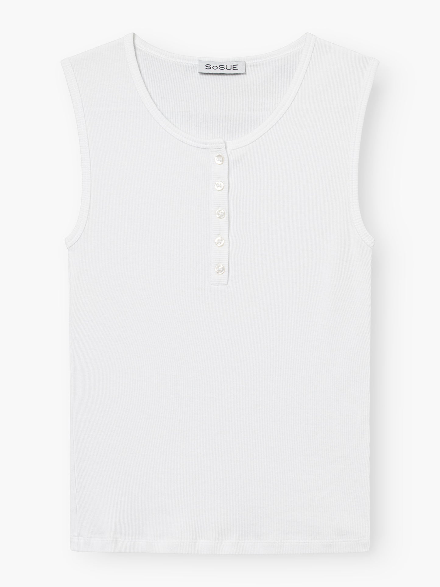 Das Tank Button Rib White ist ein ärmelloses, weißes, geripptes Tank-Top mit Rundhalsausschnitt und Fünf-Knopf-Henley-Knopfleiste, das flach auf weißem Grund liegt. Das SoSUE-Label ist auf der Innenseite des Kragens sichtbar.