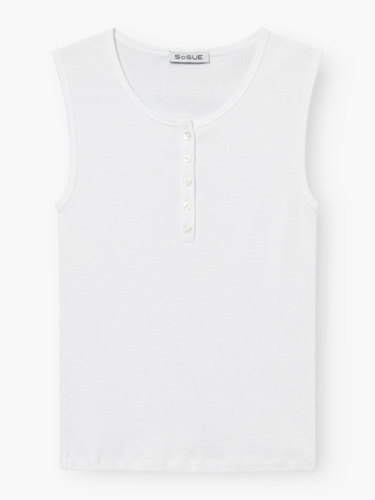 Das Tank Button Rib White ist ein ärmelloses, weißes, geripptes Tank-Top mit Rundhalsausschnitt und Fünf-Knopf-Henley-Knopfleiste, das flach auf weißem Grund liegt. Das SoSUE-Label ist auf der Innenseite des Kragens sichtbar.